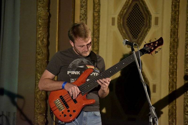 Osm desítek gratulantů obsadilo Lucernu. Václav Havel by slavil 80 let