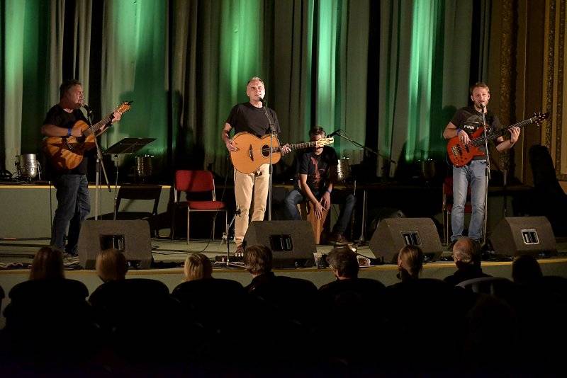 Osm desítek gratulantů obsadilo Lucernu. Václav Havel by slavil 80 let