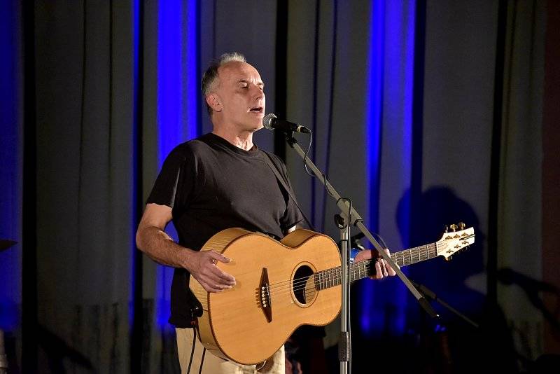 Osm desítek gratulantů obsadilo Lucernu. Václav Havel by slavil 80 let