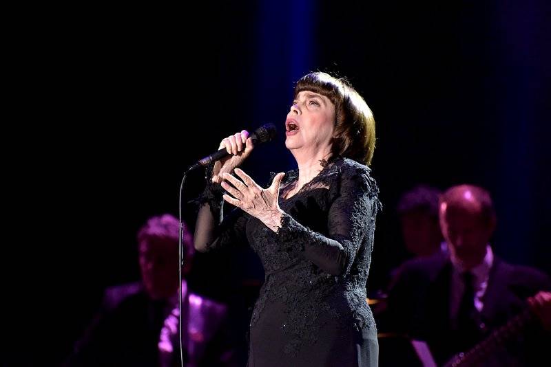 Francouzská legenda Mireille Mathieu připomněla v Praze sílu svých šansonů