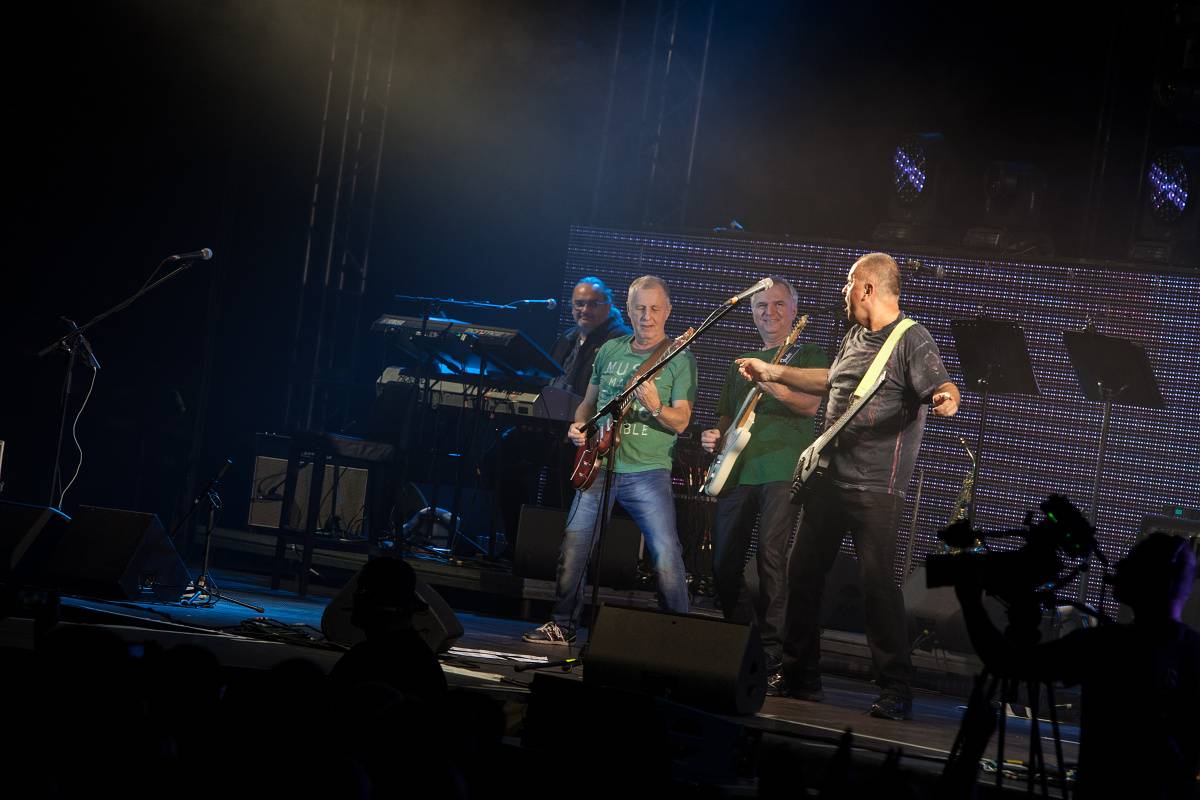 Elán v Praze varoval: Živých nás nedostanú!