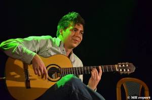 Master Guitar: Jak zní metalové a rockové hity zahrané na akustické kytary?