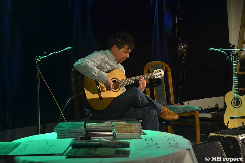 Master Guitar: Jak zní metalové a rockové hity zahrané na akustické kytary?