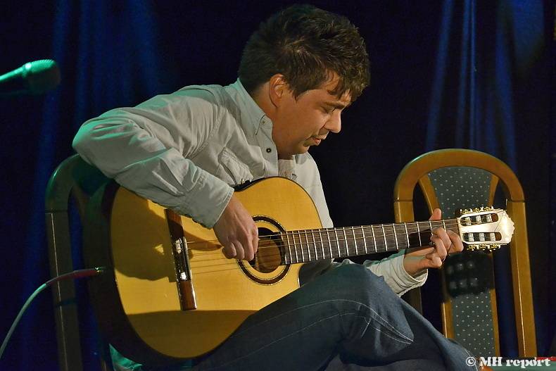 Master Guitar: Jak zní metalové a rockové hity zahrané na akustické kytary?