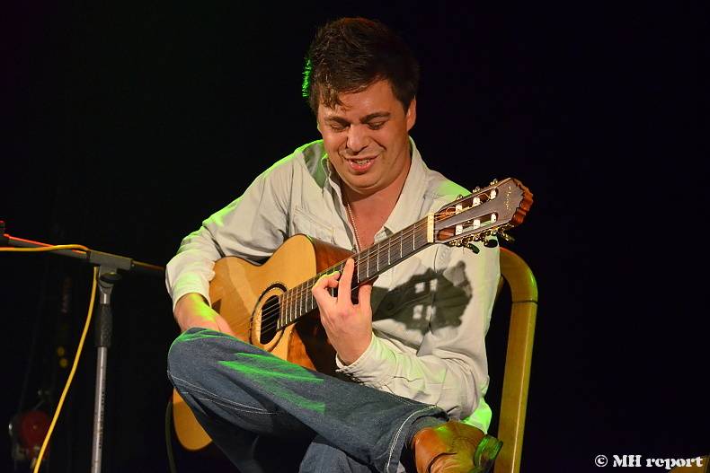 Master Guitar: Jak zní metalové a rockové hity zahrané na akustické kytary?