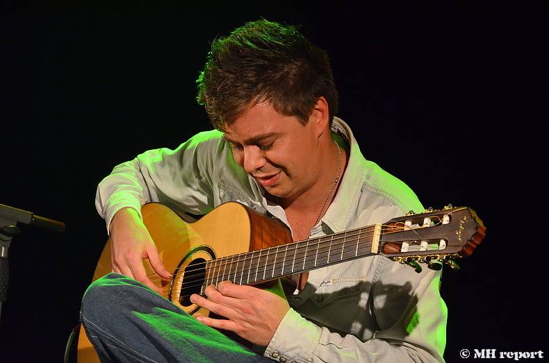 Master Guitar: Jak zní metalové a rockové hity zahrané na akustické kytary?