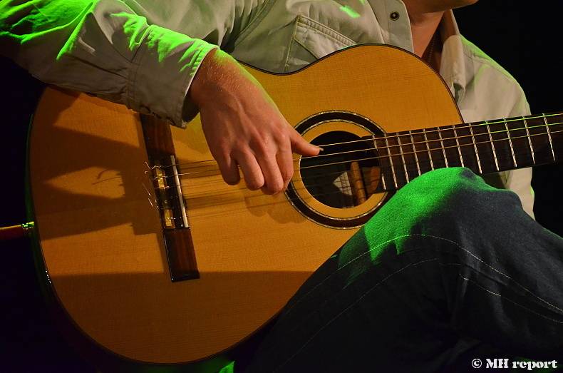 Master Guitar: Jak zní metalové a rockové hity zahrané na akustické kytary?