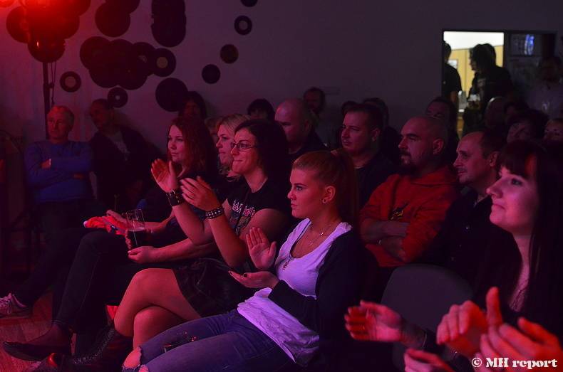 Master Guitar: Jak zní metalové a rockové hity zahrané na akustické kytary?