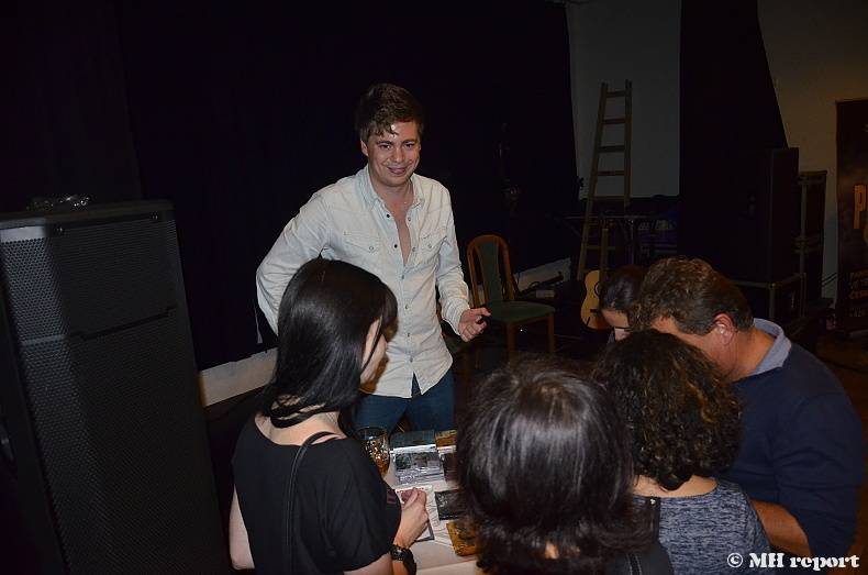 Master Guitar: Jak zní metalové a rockové hity zahrané na akustické kytary?