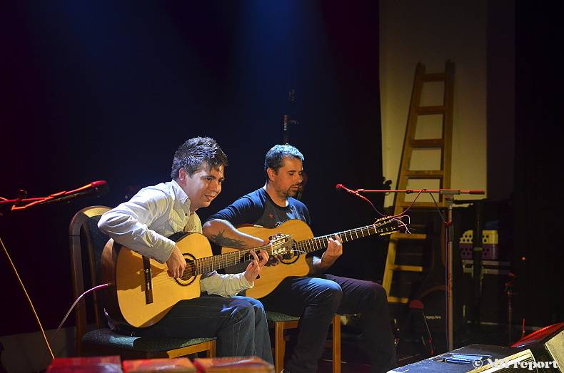 Master Guitar: Jak zní metalové a rockové hity zahrané na akustické kytary?