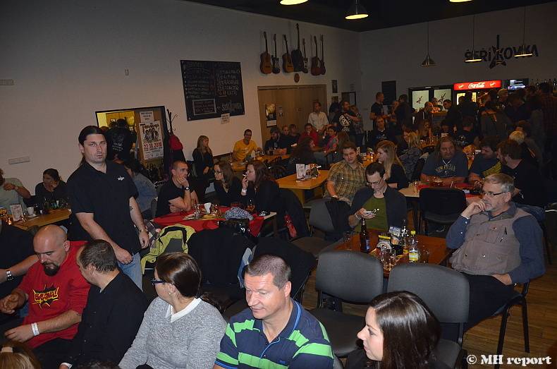 Master Guitar: Jak zní metalové a rockové hity zahrané na akustické kytary?