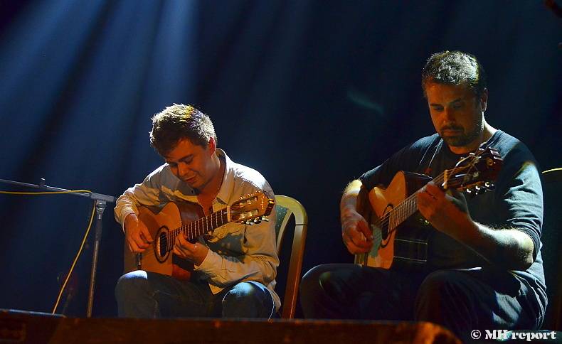 Master Guitar: Jak zní metalové a rockové hity zahrané na akustické kytary?