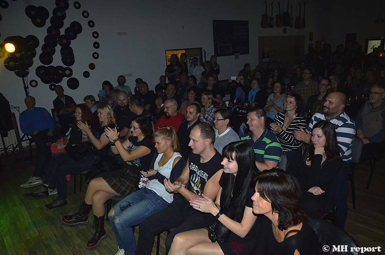 Master Guitar: Jak zní metalové a rockové hity zahrané na akustické kytary?