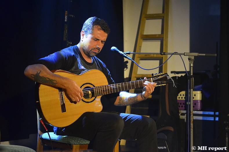 Master Guitar: Jak zní metalové a rockové hity zahrané na akustické kytary?