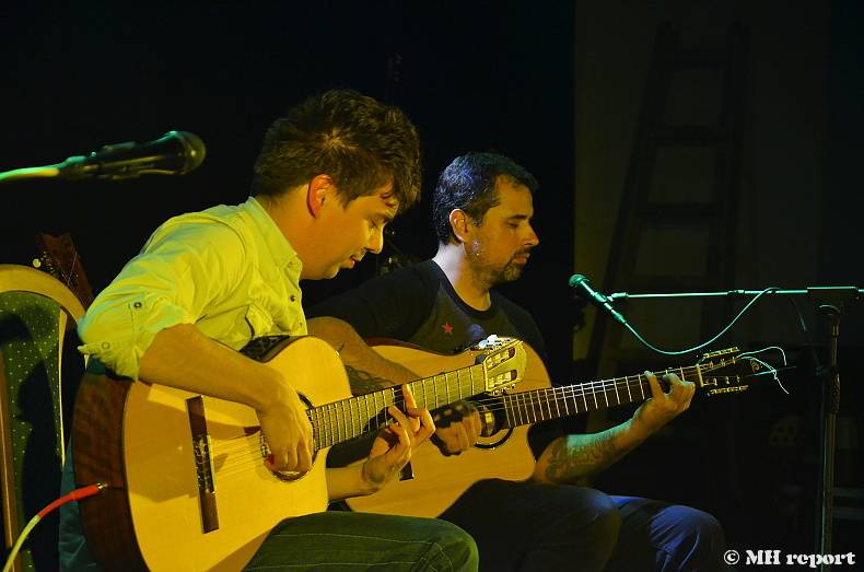 Master Guitar: Jak zní metalové a rockové hity zahrané na akustické kytary?