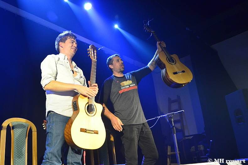 Master Guitar: Jak zní metalové a rockové hity zahrané na akustické kytary?