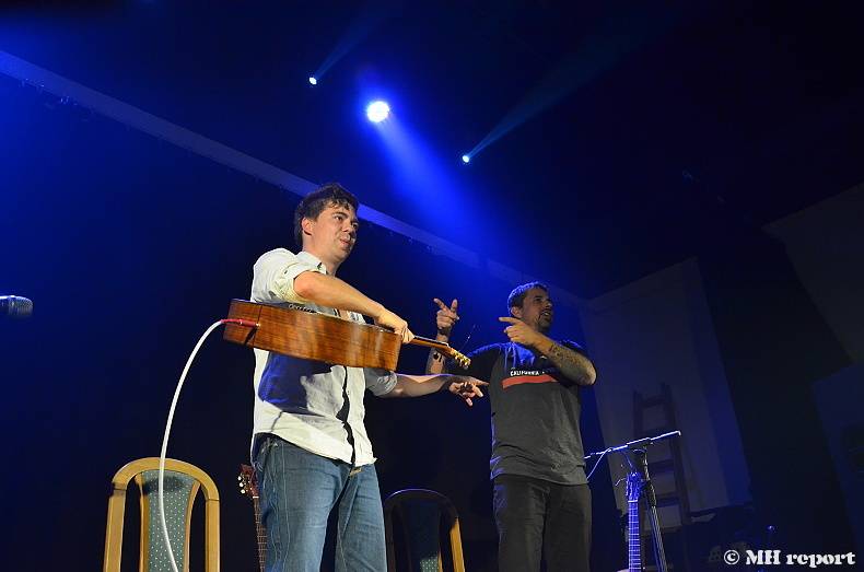 Master Guitar: Jak zní metalové a rockové hity zahrané na akustické kytary?