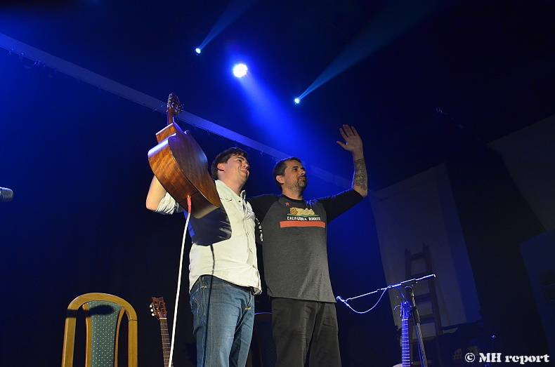 Master Guitar: Jak zní metalové a rockové hity zahrané na akustické kytary?