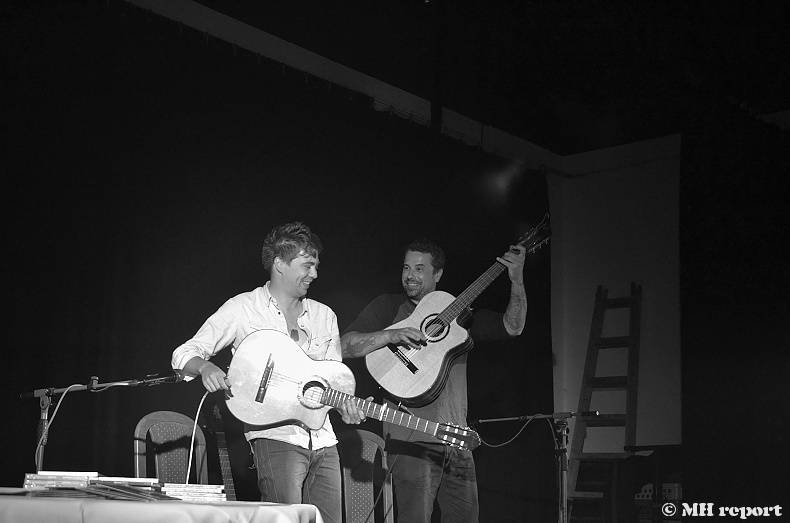 Master Guitar: Jak zní metalové a rockové hity zahrané na akustické kytary?