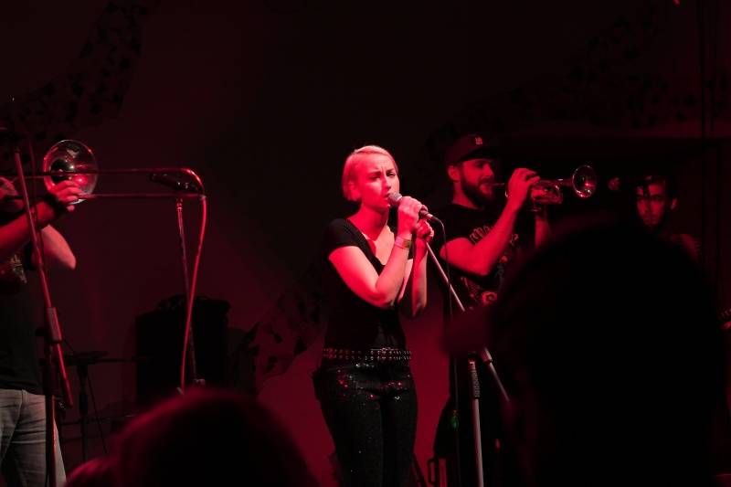 Plzeňská klubová noc přivítala Fast Food Orchestra nebo Emmu Smetana