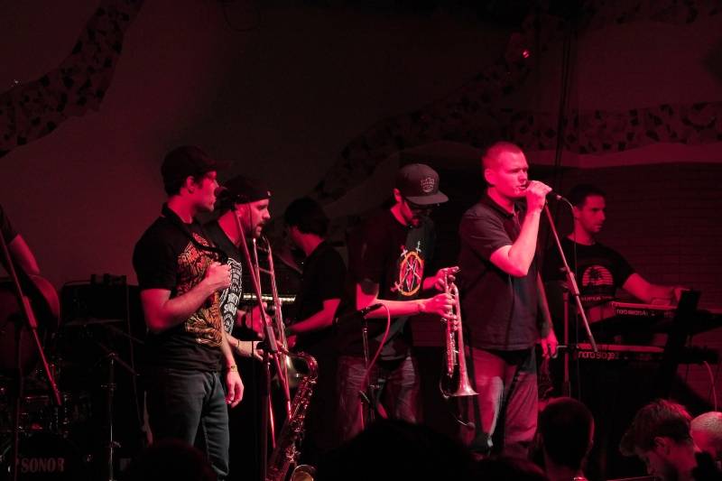 Plzeňská klubová noc přivítala Fast Food Orchestra nebo Emmu Smetana