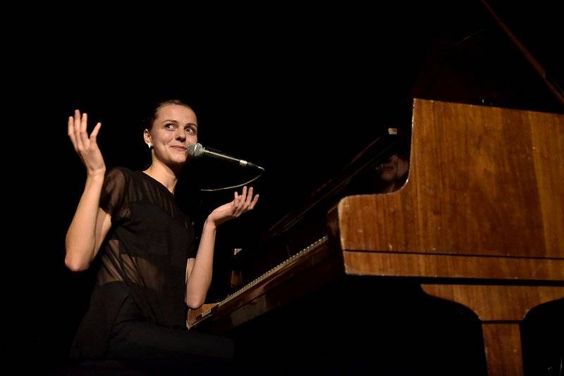 Všestranně talentovaná Sophie Hunger se po roce vrátila do Prahy