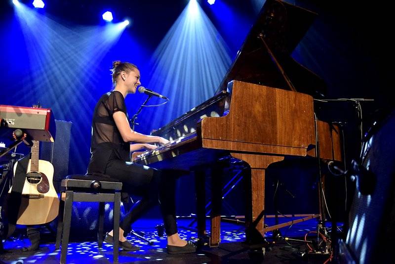 Všestranně talentovaná Sophie Hunger se po roce vrátila do Prahy