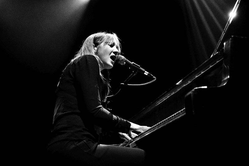 Všestranně talentovaná Sophie Hunger se po roce vrátila do Prahy