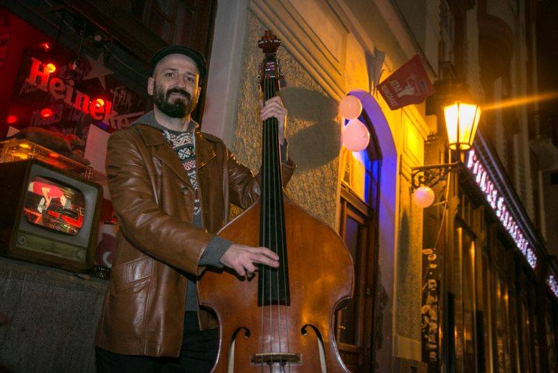 Narozeniny Chapeau Rouge zahájil pochod na Staromák, pak hrál Vladimir 518 i Jiří Schmitzer