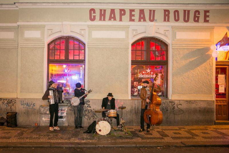 Narozeniny Chapeau Rouge zahájil pochod na Staromák, pak hrál Vladimir 518 i Jiří Schmitzer