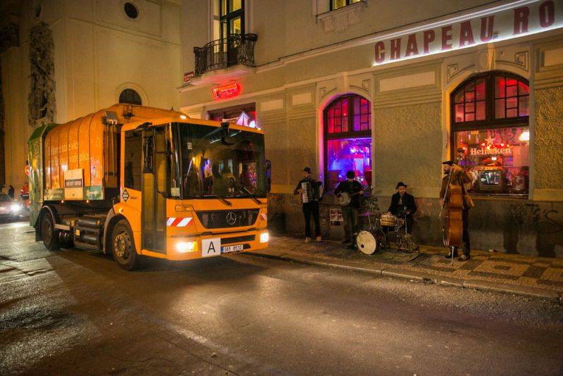 Narozeniny Chapeau Rouge zahájil pochod na Staromák, pak hrál Vladimir 518 i Jiří Schmitzer