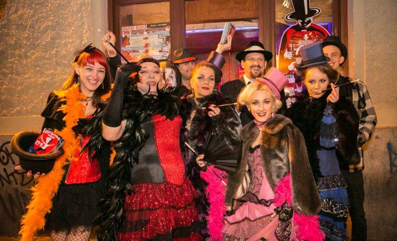 Narozeniny Chapeau Rouge zahájil pochod na Staromák, pak hrál Vladimir 518 i Jiří Schmitzer