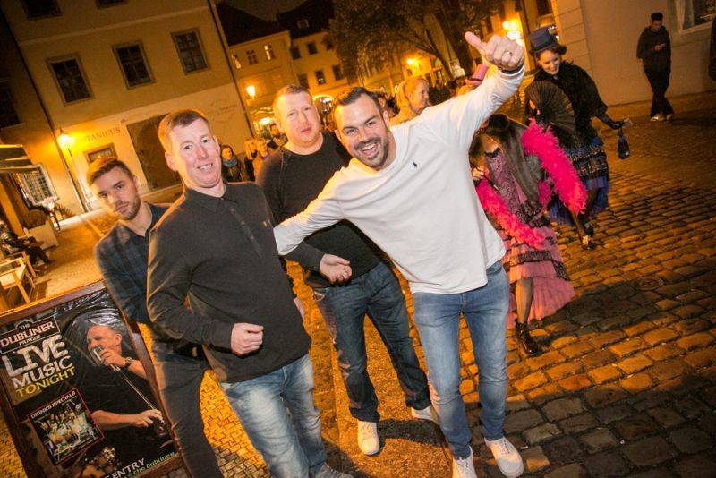 Narozeniny Chapeau Rouge zahájil pochod na Staromák, pak hrál Vladimir 518 i Jiří Schmitzer