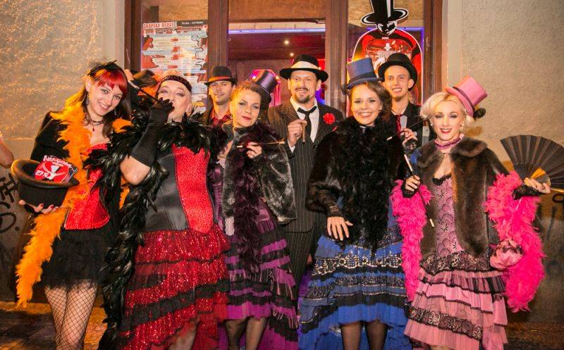 Narozeniny Chapeau Rouge zahájil pochod na Staromák, pak hrál Vladimir 518 i Jiří Schmitzer