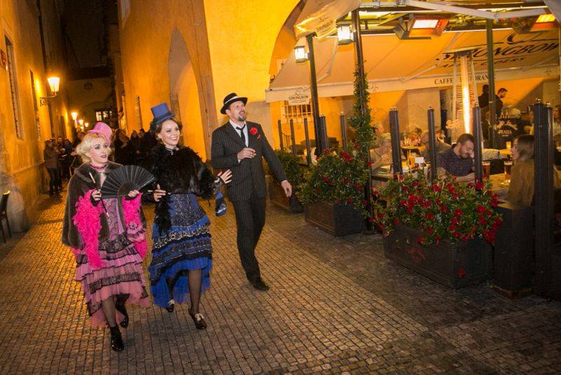 Narozeniny Chapeau Rouge zahájil pochod na Staromák, pak hrál Vladimir 518 i Jiří Schmitzer