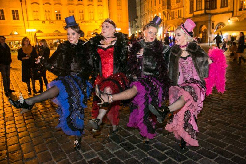 Narozeniny Chapeau Rouge zahájil pochod na Staromák, pak hrál Vladimir 518 i Jiří Schmitzer