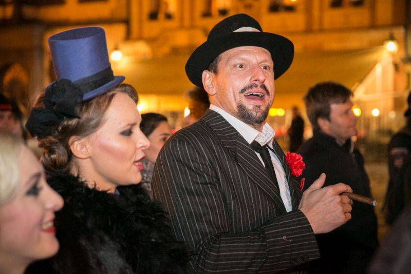 Narozeniny Chapeau Rouge zahájil pochod na Staromák, pak hrál Vladimir 518 i Jiří Schmitzer