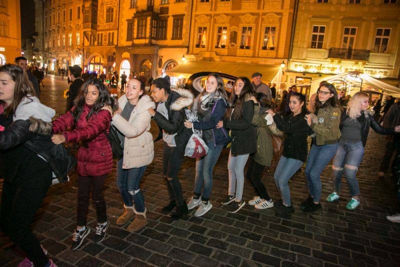 Narozeniny Chapeau Rouge zahájil pochod na Staromák, pak hrál Vladimir 518 i Jiří Schmitzer