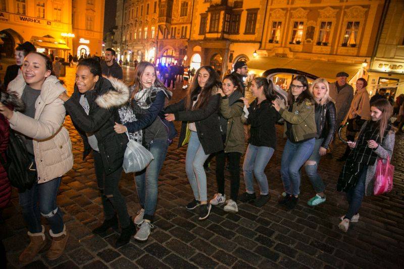 Narozeniny Chapeau Rouge zahájil pochod na Staromák, pak hrál Vladimir 518 i Jiří Schmitzer