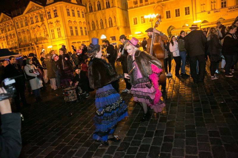 Narozeniny Chapeau Rouge zahájil pochod na Staromák, pak hrál Vladimir 518 i Jiří Schmitzer