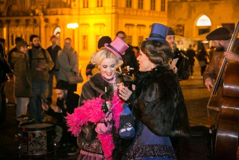 Narozeniny Chapeau Rouge zahájil pochod na Staromák, pak hrál Vladimir 518 i Jiří Schmitzer