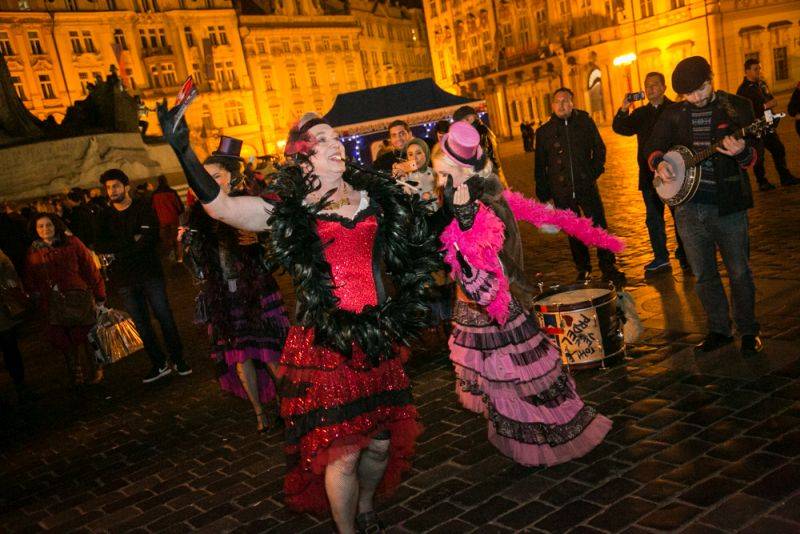 Narozeniny Chapeau Rouge zahájil pochod na Staromák, pak hrál Vladimir 518 i Jiří Schmitzer