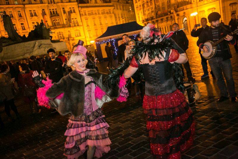 Narozeniny Chapeau Rouge zahájil pochod na Staromák, pak hrál Vladimir 518 i Jiří Schmitzer