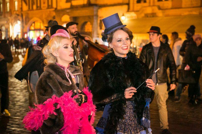 Narozeniny Chapeau Rouge zahájil pochod na Staromák, pak hrál Vladimir 518 i Jiří Schmitzer