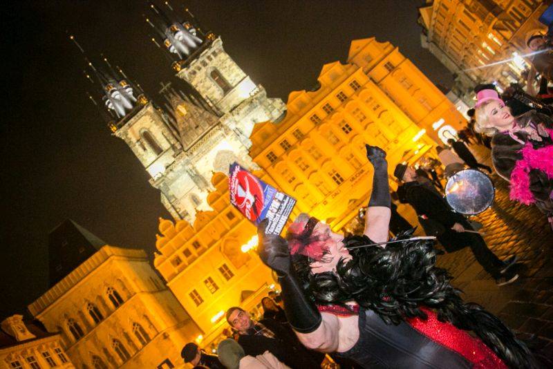 Narozeniny Chapeau Rouge zahájil pochod na Staromák, pak hrál Vladimir 518 i Jiří Schmitzer