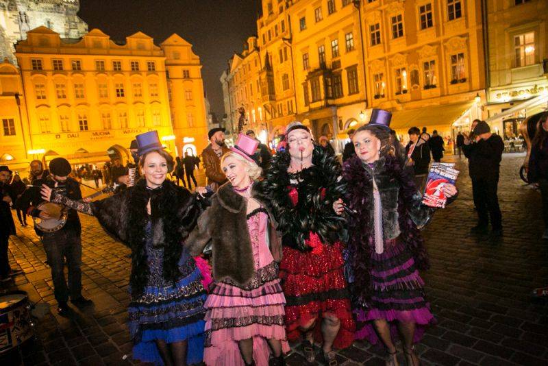 Narozeniny Chapeau Rouge zahájil pochod na Staromák, pak hrál Vladimir 518 i Jiří Schmitzer