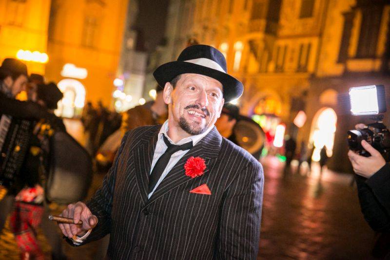 Narozeniny Chapeau Rouge zahájil pochod na Staromák, pak hrál Vladimir 518 i Jiří Schmitzer