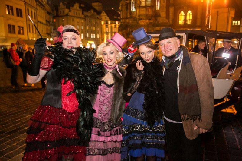 Narozeniny Chapeau Rouge zahájil pochod na Staromák, pak hrál Vladimir 518 i Jiří Schmitzer