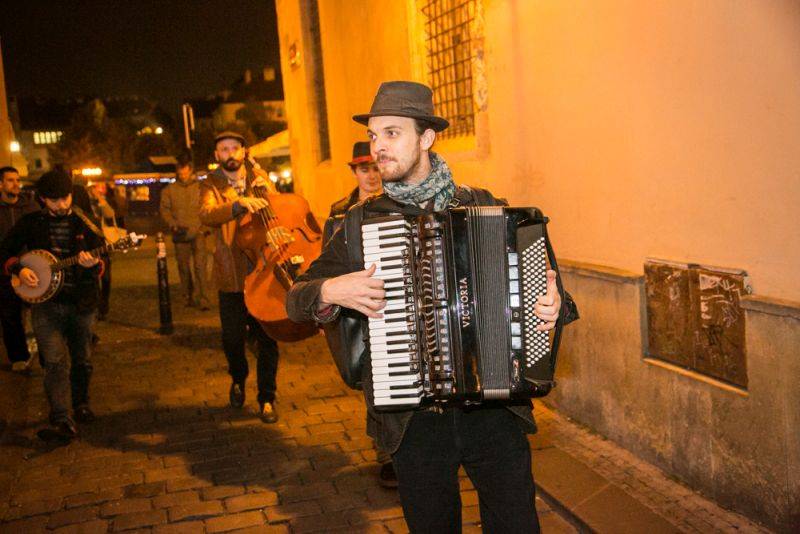 Narozeniny Chapeau Rouge zahájil pochod na Staromák, pak hrál Vladimir 518 i Jiří Schmitzer