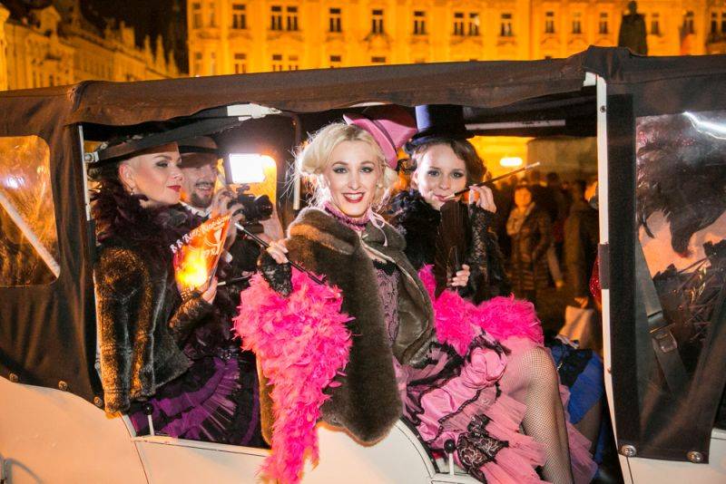 Narozeniny Chapeau Rouge zahájil pochod na Staromák, pak hrál Vladimir 518 i Jiří Schmitzer